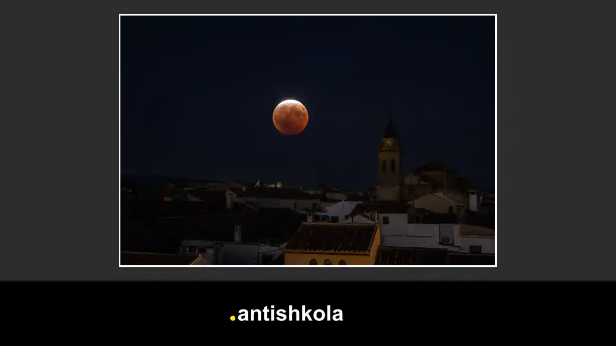 Eclipse lunar parcial: disco de cobre con filo blanco